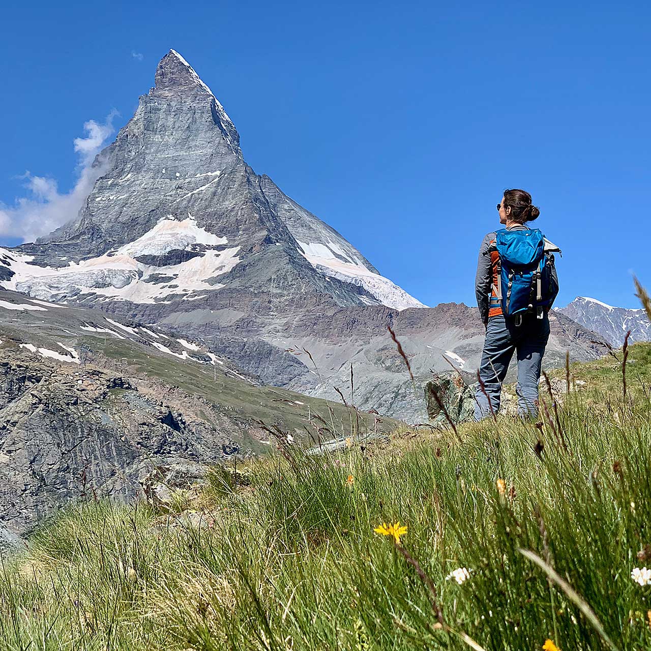 Wanderin bzw. Bergsportlerin vor dem Matterhorn